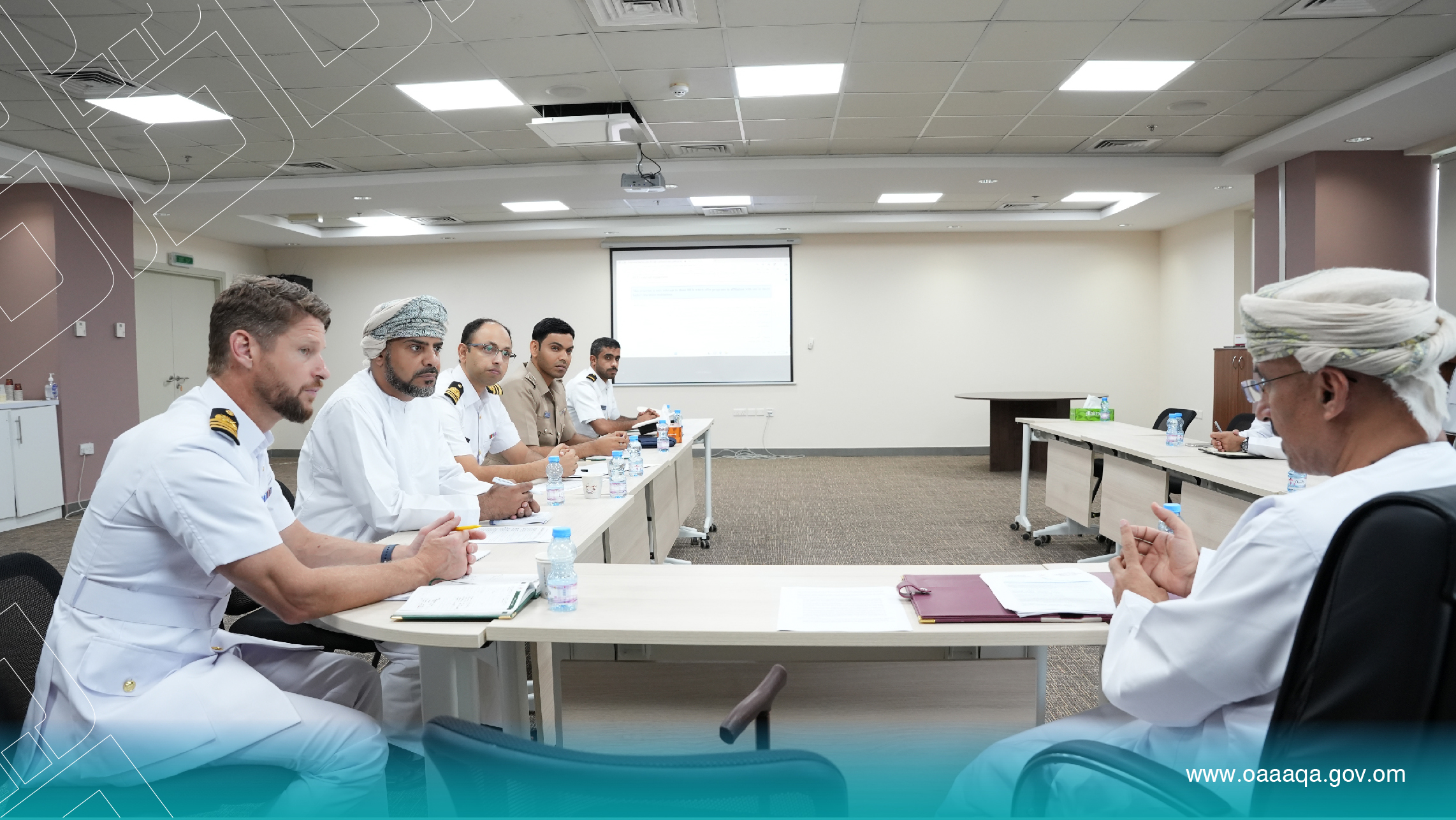 مناقشة إجراءات عملية التقويم مقابل المعايير المؤسسية لأكاديمية السلطان قابوس البحرية